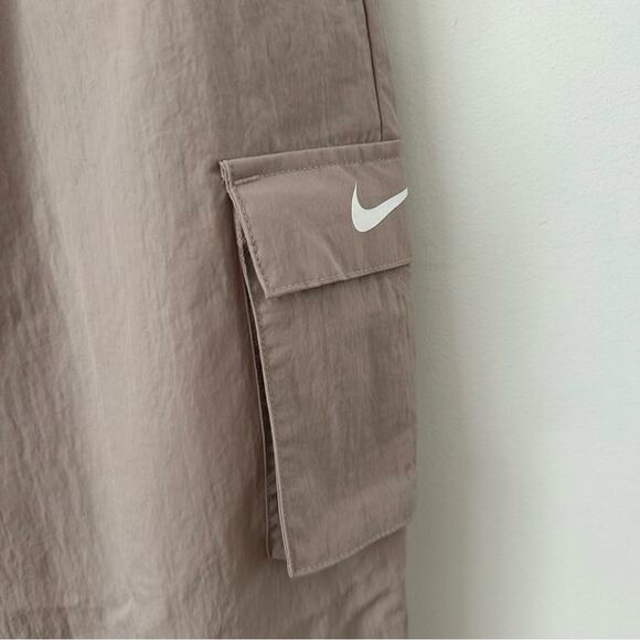 Nike Women’s High Rise Cargo Pants with Relaxed Fit XS Pink NWT - Picture 4 of 7